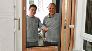 Bundessieger 2021: Glasergeselle Paul Keller (links) mit seinem Ausbilder Peter Nill von Fensterbau Nill in Ingersheim.  Foto: Martin Kalb