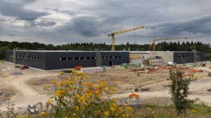 Beim neuen Pilotcenter im Gewerbepark Eichwald geht es sichtbar voran. Mitte 2022 soll es hier losgehen. ⇥ Foto: Helmut Pangerl