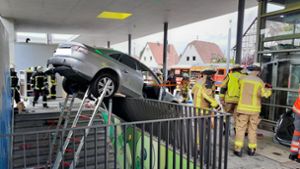 Freiberg am Neckar: 91-jähriger Autofahrer bleibt am Geländer im  Bahnhof hängen