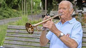 Kurt Fuchs spielt seit 72 Jahren Trompete und seit 70 Jahren ist er Mitglied im Stadtorchester Bietigheim. Die Musik begleitet ihn täglich. Foto: /Oliver Bürkle