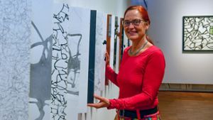 Künstlerin Christiane Kleinhempel stellt sich dem Gespräch mit den Besuchern der Städtischen Galerie Bietigheim-Bissingen.⇥