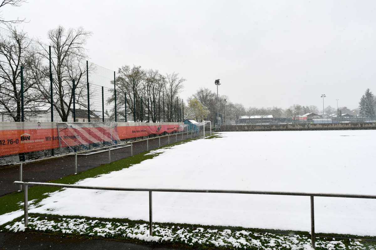 Kein Fußball im Bezirk und der Männer-Oberliga: Wintereinbruch legt Spielbetrieb lahm