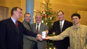 Siegfried Jauß (2. von links) war unter drei Bürgermeistern Gemeinderat. Hier spendet er 2001 mit (von links) Ex-Ex-Schultes Andreas Stein, Hans Günter Janßen (CDU), Hans Gert Klingemann (SPD) und Rainer Graef (GLS) für die BZ-Aktion Menschen in Not. ⇥