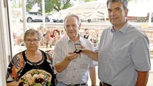 Ulrich Greß (Mitte) mit Ehefrau Christa erhielt von Bürgermeister Alexander Fleig die Freudentaler Bürgermedaille verliehen. Foto: /Werner Kuhnle