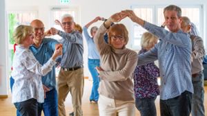 „Tanzen ist auch eine Sturzprophylaxe“, sagt Trainer Bernd Junghans (rechts) von der TSG Bietigheim. Seit vielen Jahren bietet er über den Verein einen Seniorentanzkurs an.⇥ Foto: Martin Kalb