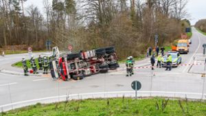 Unfall zwischen Leonberg und Gerlingen: Betonmischer kippt um und legt Straße lahm