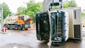 Unfall mit 100 000 Euro Schaden in Freiberg: Lastwagen kippt nach Kollision um, der Fahrer wird schwer verletzt