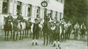 Eines der ältesten Bilder, die der Trachtenverein besitzt, zeigt die Bietigheimer Tracht 1894 vor dem Haus Hotel Krone-Post. Heute steht dort das Kronenzentrum.⇥