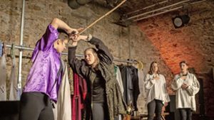 Vier Schauspielerinnen der Besigheimer Studiobühne spielen im Stück der Jugendbühne vier Schauspielerinnen, die um die Rolle der Julia in „Romeo und Julia“  kämpfen. Foto: /Oliver Bürkle