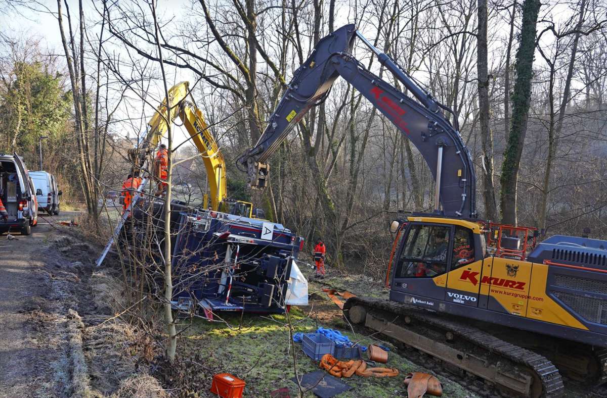 Nach Unfall in Sachsenheim: Heikle Bergung eines havarierten Mülllasters