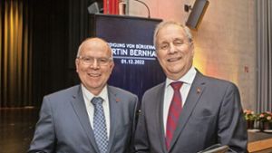 Bürgermeister Martin Bernhard (links) wird von seinem Stellvertreter, Dr. Andreas Richter, im  Bürgersaal vereidigt. Foto: /Oliver Bürkle