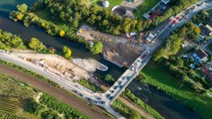 Auf der Baustelle der B 27-Brücke zwischen Walheim und Besigheim geht es voran. Nach der Fertigstellung im Herbst 2022 soll die Radwegunterführung gebaut werden.⇥ Foto: Helmut Pangerl