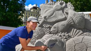 Hier gibt die holländische Künstlerin Anique Kuizenga, die im vergangenen Jahr den Speedcarving-Contest gewonnen hat, ihrer Meerestier-Skulptur den letzten Feinschliff.Die Sandkunst-Ausstellung ist weitläufig im Nordgarten verteilt. ⇥