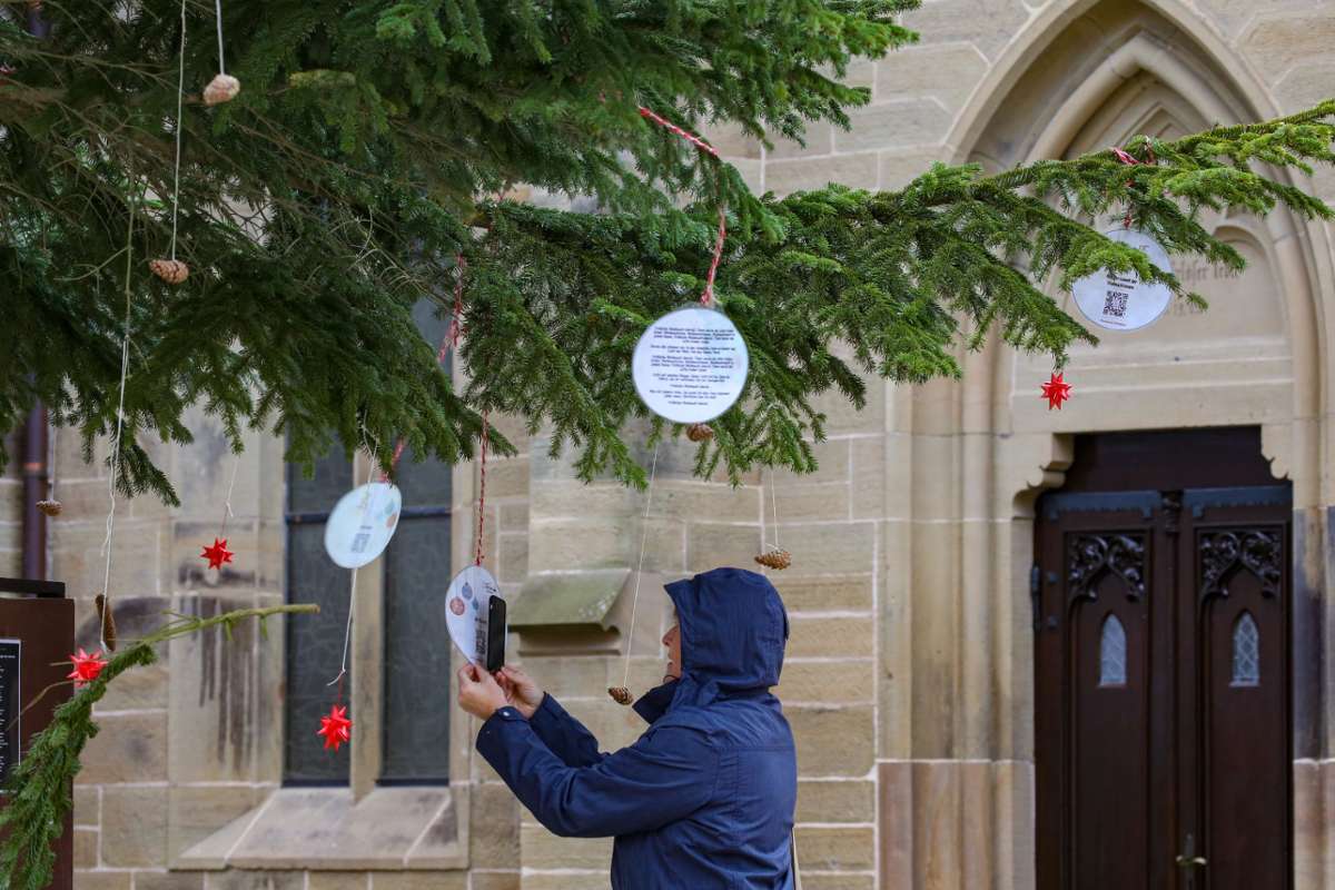 Am Bönnigheimer Weihnachtsbaum hängen besondere Karten:  Am Weihnachtsbaume hängen Lieder