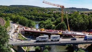 Eine Luftaufnahme der neuen Enzbrücke vom Juli. Die Bauarbeiten sollen noch bis Oktober dauern. Foto: /Martin Kalb