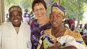 Hanna Weiberle (Bildmitte)kümmerte sich in den Gesundheitszentren im Norden Kameruns nicht nur um die Belange der Patienten, sondern auch der Mitarbeiter. Foto: /Hanna Weiberle