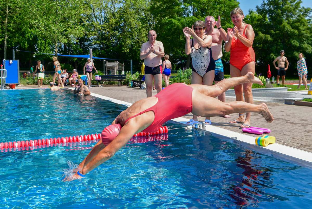 Freibad in Bönnigheim ist wieder geöffnet: Die ersten Schwimmer persönlich begrüßt