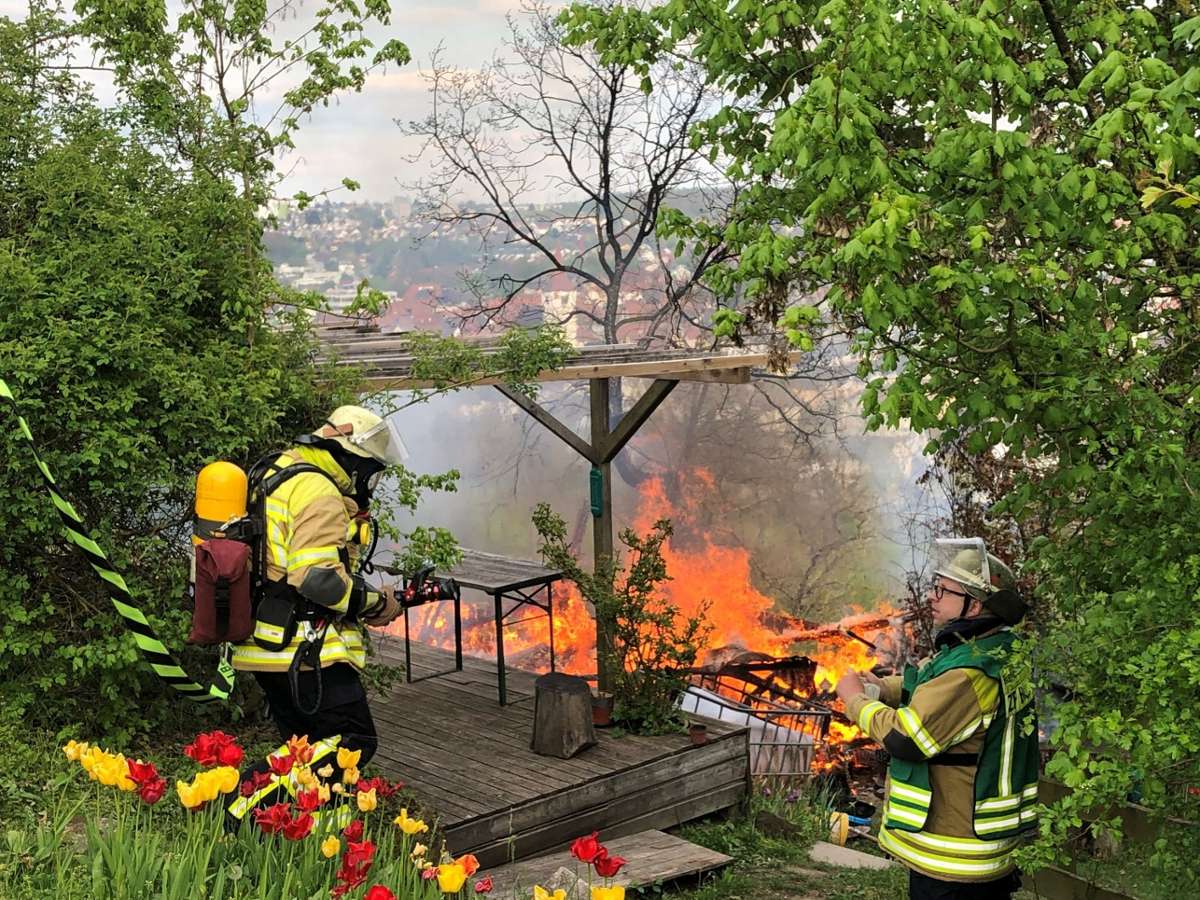 Feuerwehreinsatz in Untermberg: Gartenhaus brennt aus