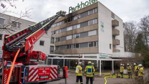Mithilfe der Drehleiter wurde der Zimmerbrand im vierten Obergeschoss des Parkhotels bekämpft. Foto: /Martin Kalb