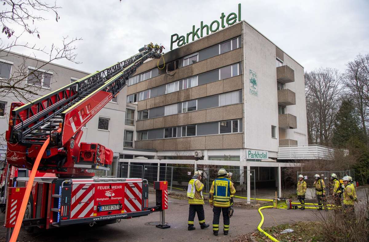 Bietigheim-Buch: Feuerwehr löscht Brand im leer stehenden Parkhotel