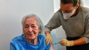 Am Donnerstag wurden Mitarbeiter sowie Bewohner des Seniorenzentrums Haus am Enzpark in Bissingen geimpft. Unter ihnen war auch die 94-jährige Irmgard Schreiber.⇥