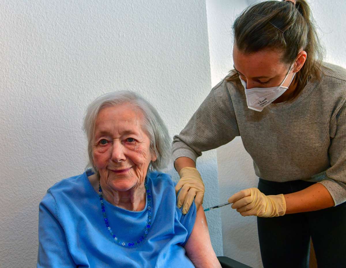 Erste Impfung im Haus am Enzpark: „Endlich wieder meine acht Urenkel sehen“
