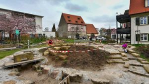 Der gesamte Bereich des Bürgergartens und die angrenzenden Häuser gehören der Gemeinde Löchgau, die damit einen neuen Aufenthaltsbereich mit Wasserspielen geschaffen hat.⇥ Foto: Martin Kalb