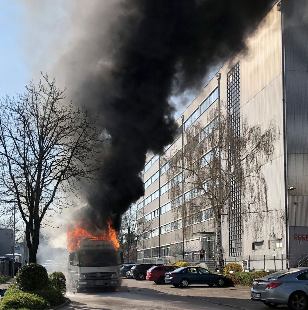Bietigheim-Bissingen: 50 000 Euro Schaden: Lastwagen in Bietigheim geht in Flammen auf