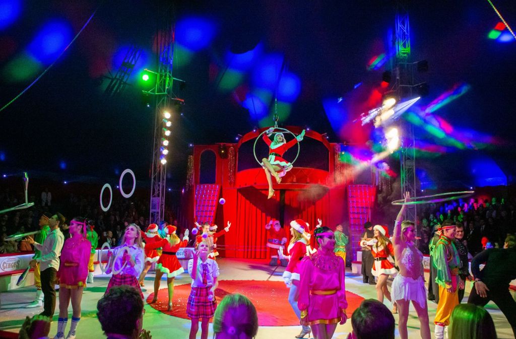 Zirkus: Promis, Clowns und Akrobaten unterhalten in der Manege