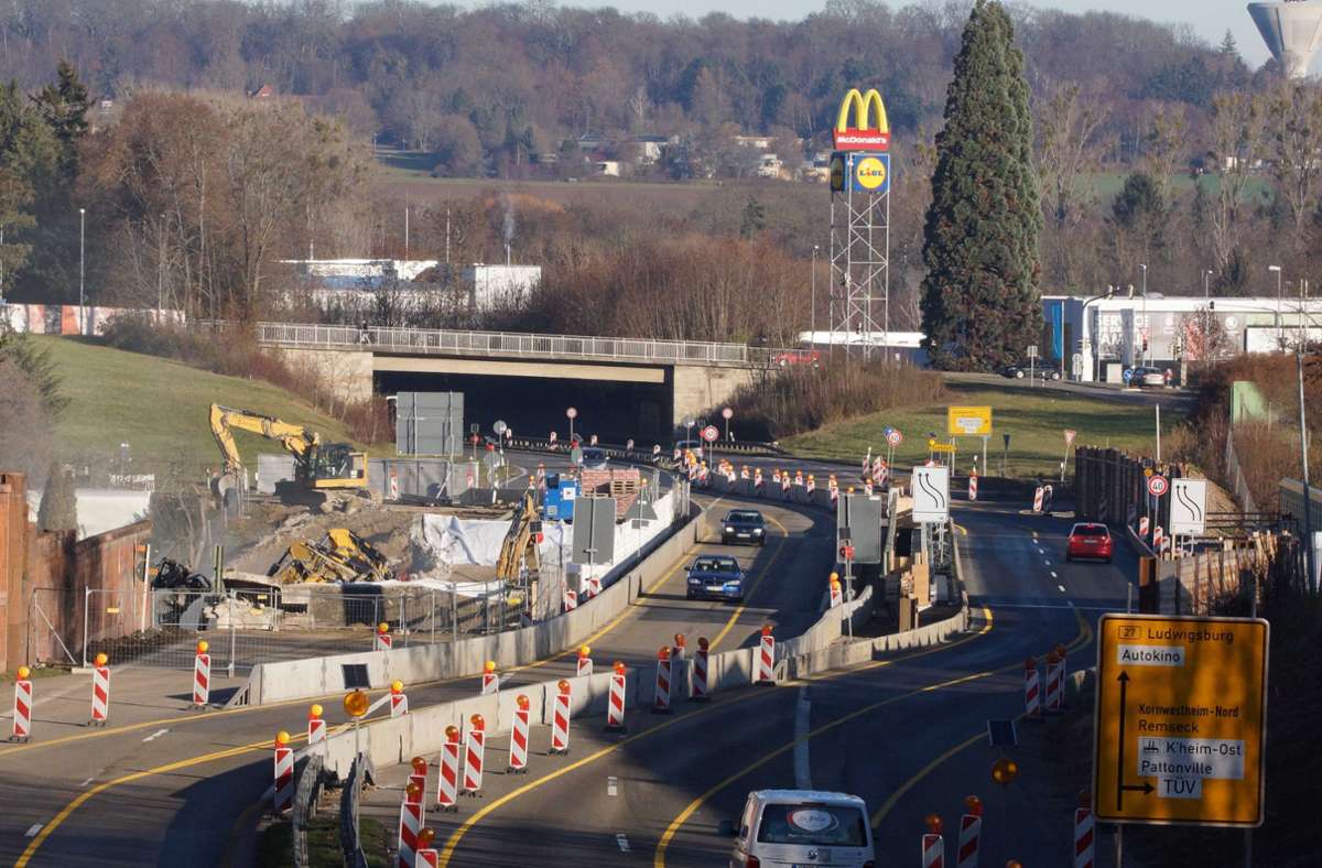 B 27 bei Kornwestheim: Brückenneubau: Eine Spur wird gesperrt