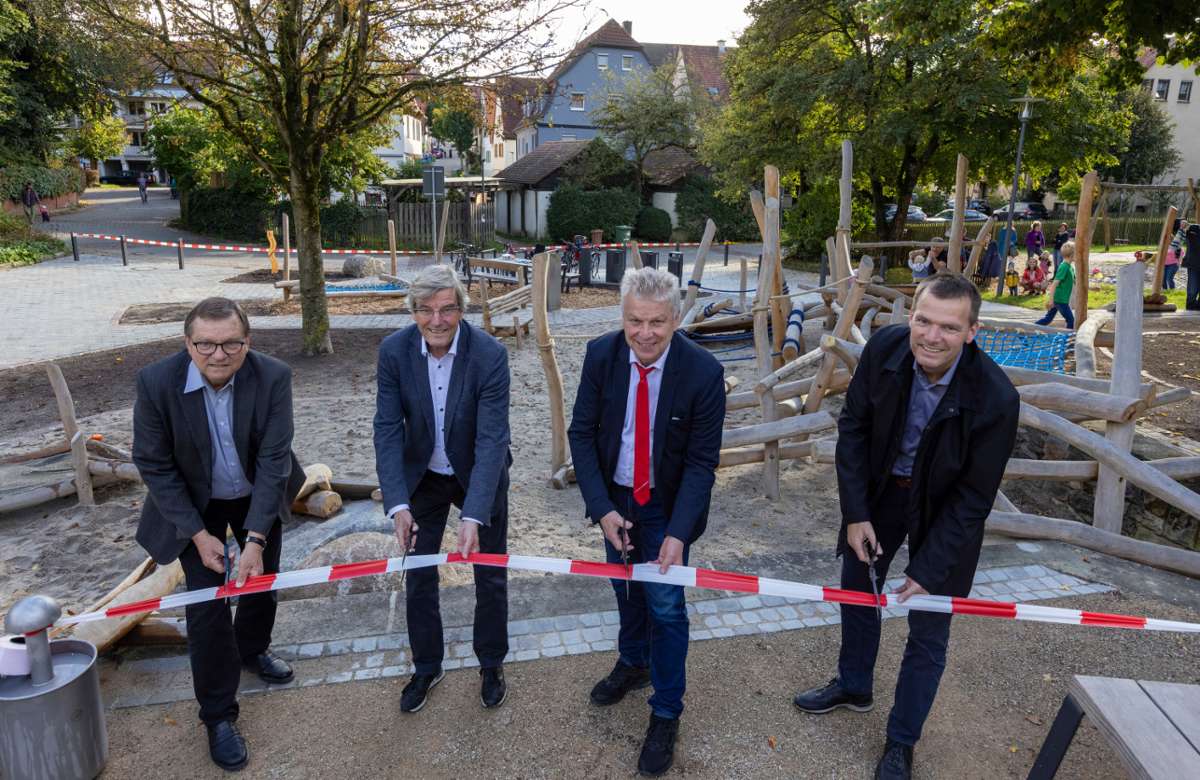 Neuer Spiel- und Rastplatz in Bissingen: Spielen zwischen Baumstämmen