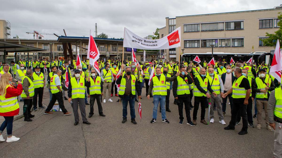 Warnstreik im Tarifkonflikt mit den privaten Busunternehmen im Landkreis Ludwigsburg : Busfahrer streiken für faire Schichten