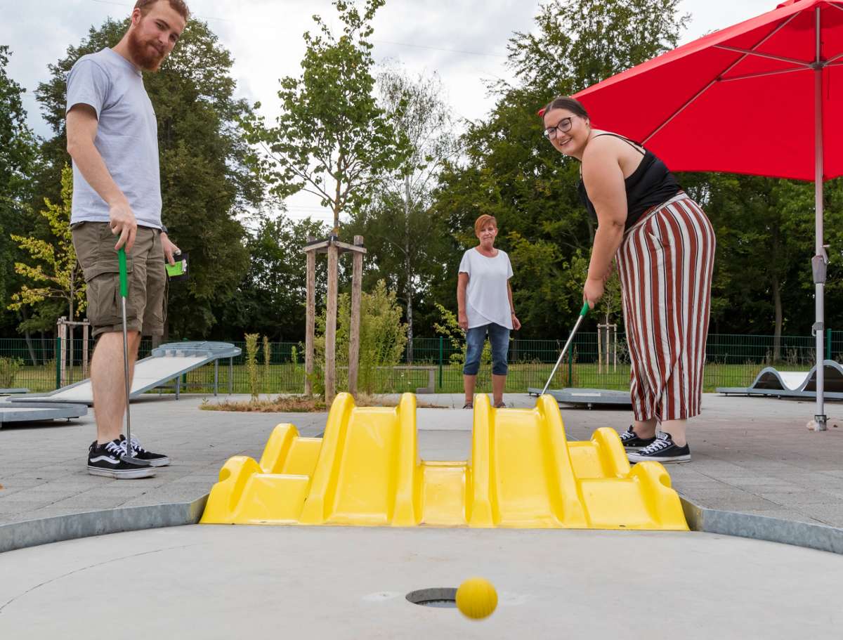 In Bönnigheim kann auf neu umgebauten Platz gespielt werden: Beim Minigolf ist Konzentration wichtig