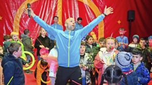 Zirkusleiter Tino Krämer zieht mit seiner Leidenschaft für den Zirkus auch die Schüler und Schülerinnen der Ganerbenschule mit. Foto: /Martin Kalb