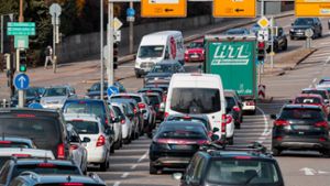 Blechlawine auf der B 27 in Bietigheim. Die Stadtverwaltung hat sich im Rahmen ihrer Klimaschutz-Anstrengungen auch die Verringerung des Kraftfahrzeugverkehrs zum Ziel gesetzt.⇥