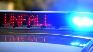 Unfall in Vaihingen an der Enz: Fußgängerin zwischen Auto und Lastwagen eingeklemmt