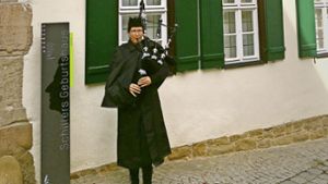 Nadine Kern vor dem Geburtshaus von Friedrich Schiller in Marbach. Foto: /privat