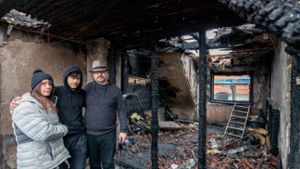 Familie Manzi (Mutter Jessica, Sohn Cem und Papa Luigi) aus Sachsenheim steht vor einem Trümmerhaufen. Das Dachgeschoss ihres Hauses in der Bissinger Straße ist komplett ausgebrannt. ⇥ Foto: Martin Kalb