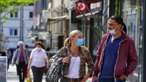 In der Barockstadt sind nicht wenige Passanten unterwegs. Viele tragen ihre Maske auch auf der Straße und nicht nur, wie vorgeschrieben, in Geschäften und öffentlichen Verkehrsmitteln. ⇥