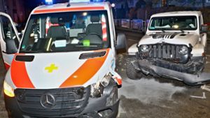 Die Fahrer des Krankenwagens und des Jeeps sind verletzt worden bei dem Unfall in Stuttgart.