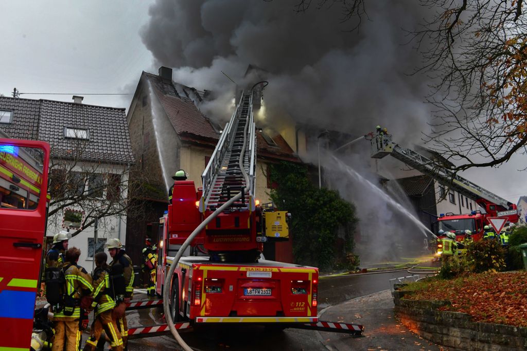 Feuerwehr: Hausbrand in Freiberg: 500 000 Euro Schaden und Einsturzgefahr