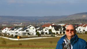In der Summe werden in Sersheim über acht Millionen Euro derzeit in die unterschiedlichen Bauvorhaben investiert. Im Bild Bürgermeister Jürgen Scholz vor dem Neubaugebiet „Über der Bahnlinie“.⇥ Foto: Martin Kalb