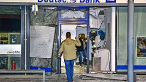 Die Täter hinterlassen ein echtes Chaos in der Deutsche-Bank-Filiale in Gerlingen. Es ist jedoch nicht die erste Automatensprengung dieser Art.. Foto: KS-Images.de/Karsten Schmalz