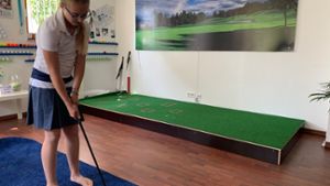 Softball und Golfschläger: Nachwuchsspielerin Sophie Renner vom GC Schloss Monrepos hat sich eine Golf-Tennis-Challenge überlegt, die sie in ihrem Zimmer vorführt. ⇥
