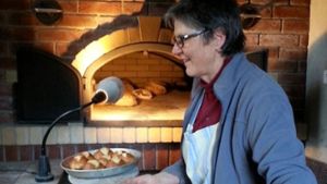 Auf traditionelle Weise backen die Hohenhaslacher Landfrauen am Urzelntag Brote und Kuchen für die Gäste des Urzelnlaufs.⇥