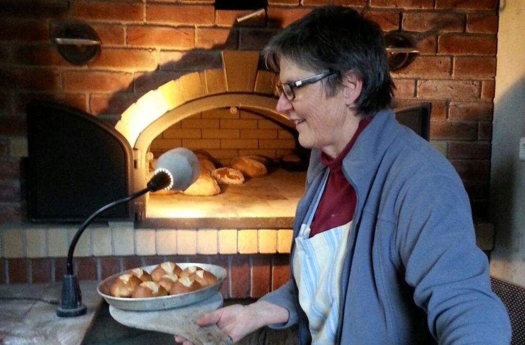 Landfrauen in Sachsenheim backen : Brote aus dem Holzofen für die Urzeln