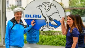 Nach vielen Jahren gibt Bernd Hafner seinen Vorsitz bei der DLRG ab, seine Nachfolgerin ist Janine Schmitt. Foto: Martin Kalb