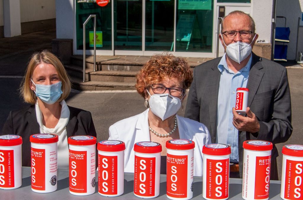 Menschen in Not übergibt Notfalldosen: BZ-Aktion spendet 1500 SOS-Dosen