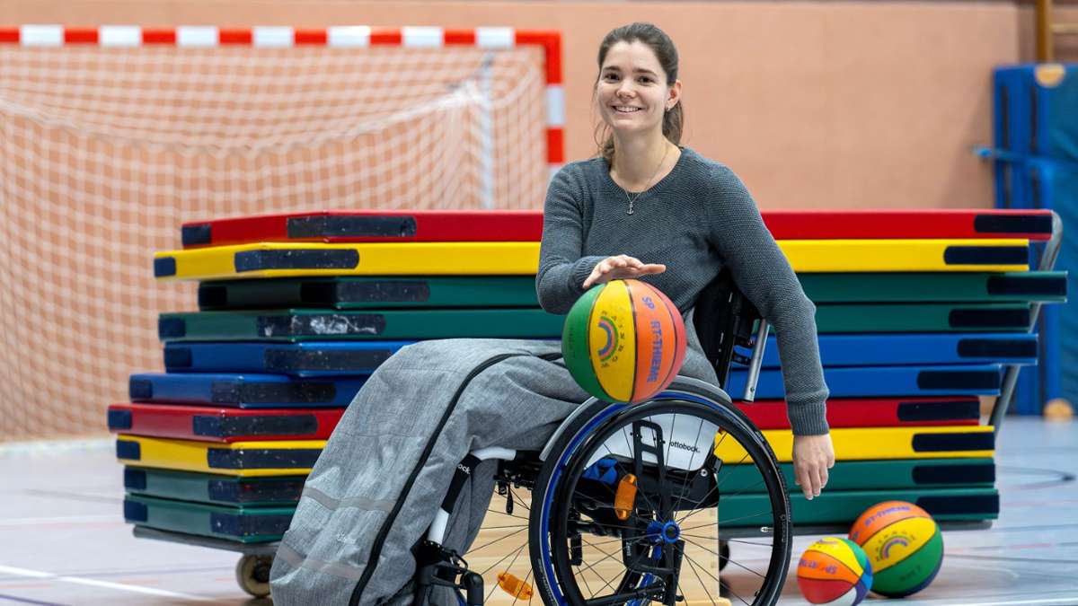 Inklusion: Lehrerin im Rollstuhl unterrichtet Grundschüler im Sport