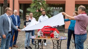 Enthüllung LEGO-Marktplatz-Gebäude in Löchgau (von links): Robert Feil, Timm Häberle, Moritz, Mimmo Vermiglio, Haci Budak, Damaris, Daniel Holoch. ⇥ Foto: Oliver Bürkle